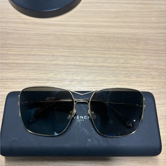 Givenchy Sunglasses Gold Frame made in Italy logo - Picture 6 of 17